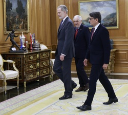 Su Majestad el Rey durante la audiencia con el presidente del Tribunal Europeo de Derechos Humanos, Mattias Guyomar
